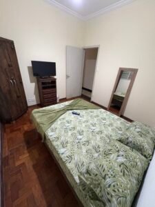 Quarto com tv e ventilador de teto